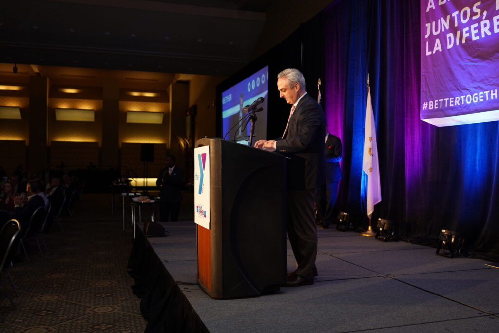 daniel da ponte of axis wealth partners standing at podium